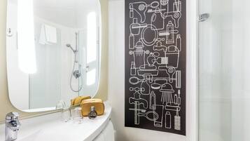 Bruser, miljøvenlige toiletartikler, hårtørrer, håndklæder