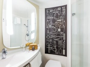 Douche, articles de toilette écologiques, sèche-cheveux