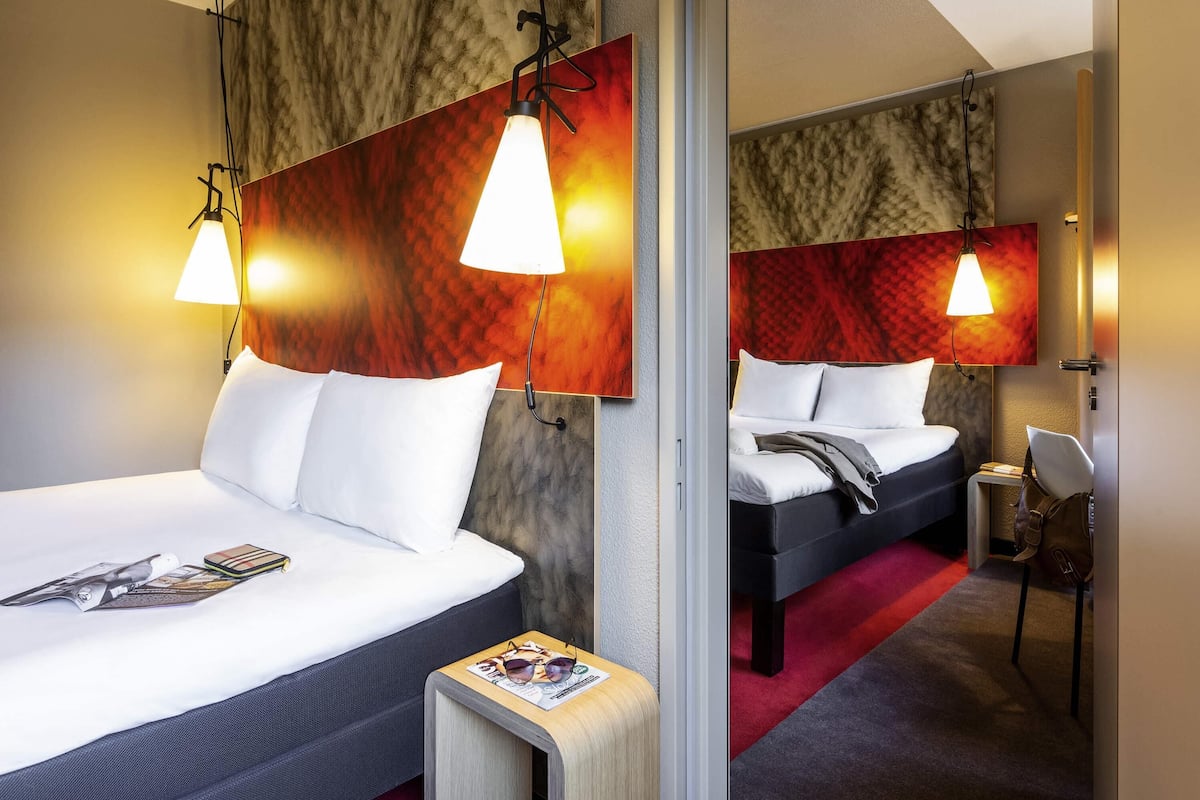 Dobbeltrom, 2 dobbeltsenger | Allergitestet sengetøy, senger med overmadrass og safe på rommet