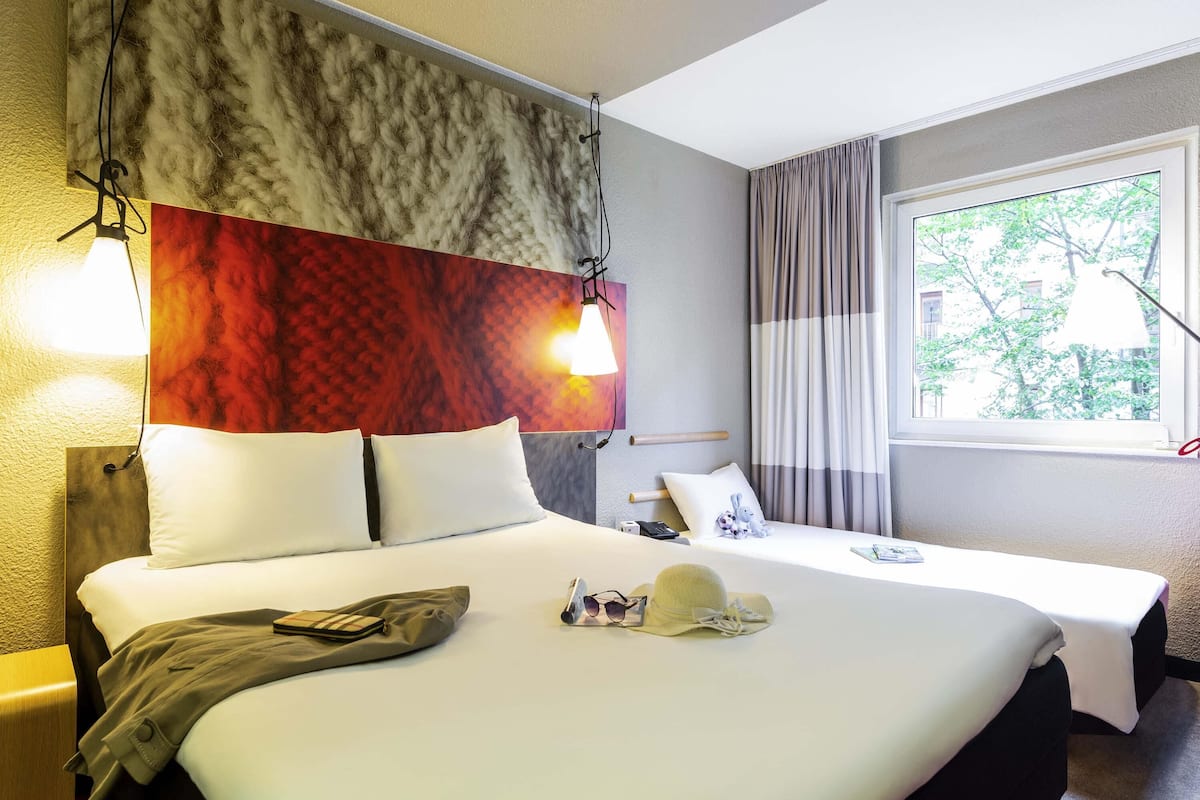 Dobbeltrom – superior, 1 dobbeltseng med sovesofa | Allergitestet sengetøy, senger med overmadrass og safe på rommet