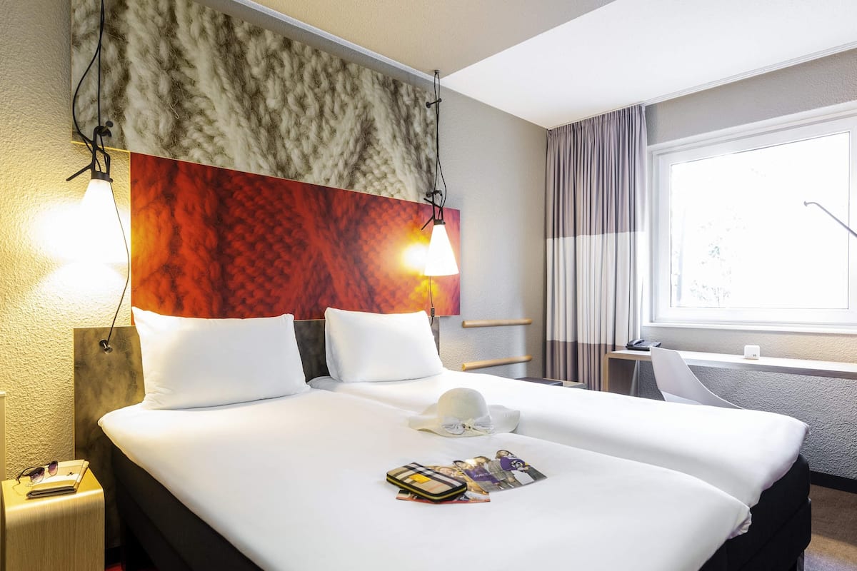 Allergitestet sengetøy, senger med overmadrass og safe på rommet