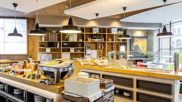 Daily continental breakfast (EUR 19 per person)