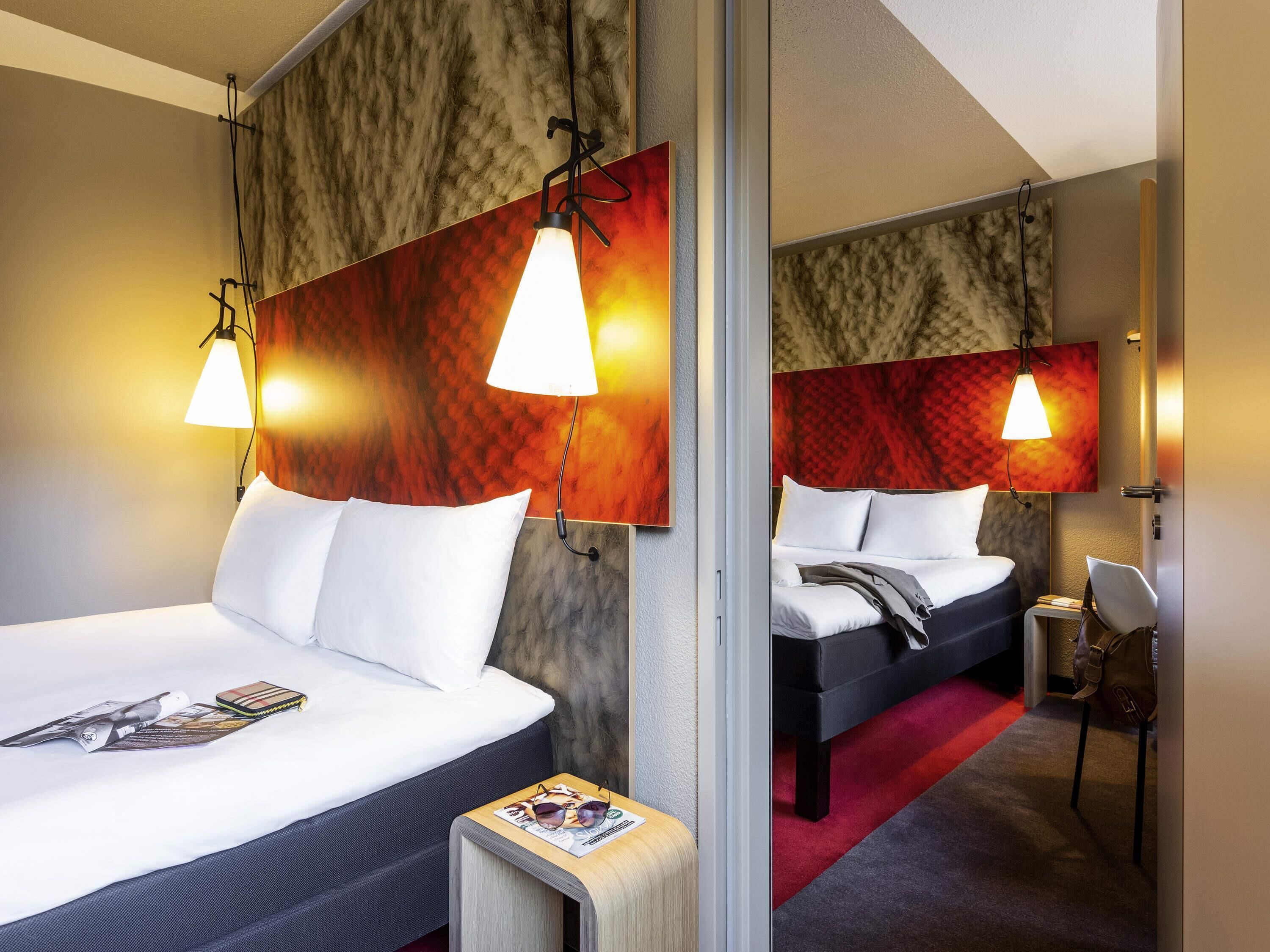 Doppelzimmer, 2 Doppelbetten | Allergikerbettwaren, Pillowtop-Betten, Zimmersafe, Schreibtisch
