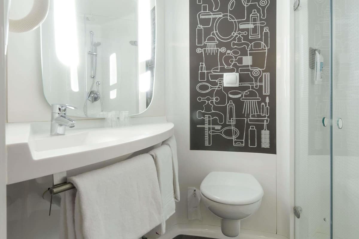 Allergitestet sengetøy, senger med overmadrass og safe på rommet