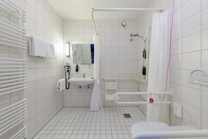 Standaard kamer, 2 eenpersoonsbedden, toegankelijk voor mindervaliden (Barrier Free) | Badkamer | Een douche,  milieuvriendelijk toiletgerief, een haardroger, handdoeken