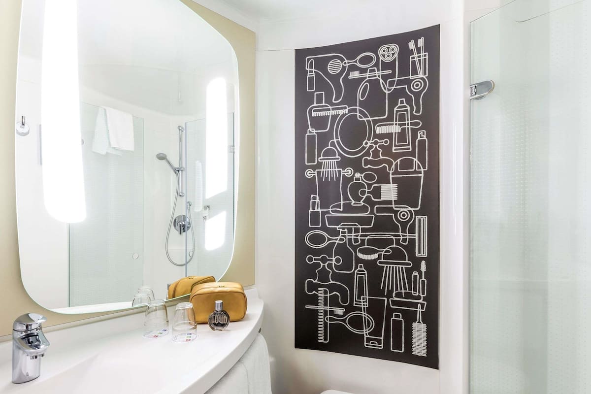 Allergitestet sengetøy, senger med overmadrass og safe på rommet