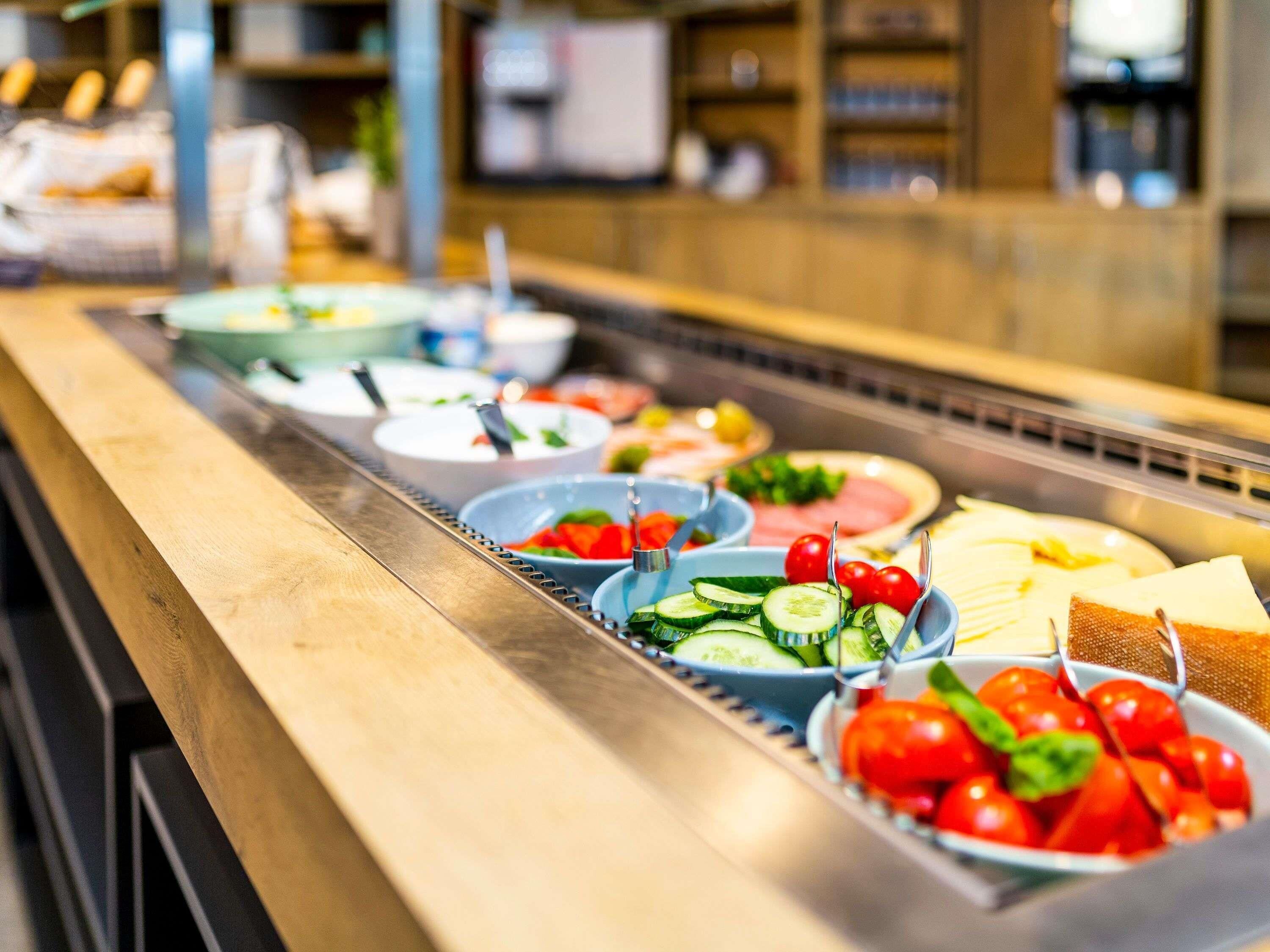 Desayuno continental diario (EUR 19 por persona)