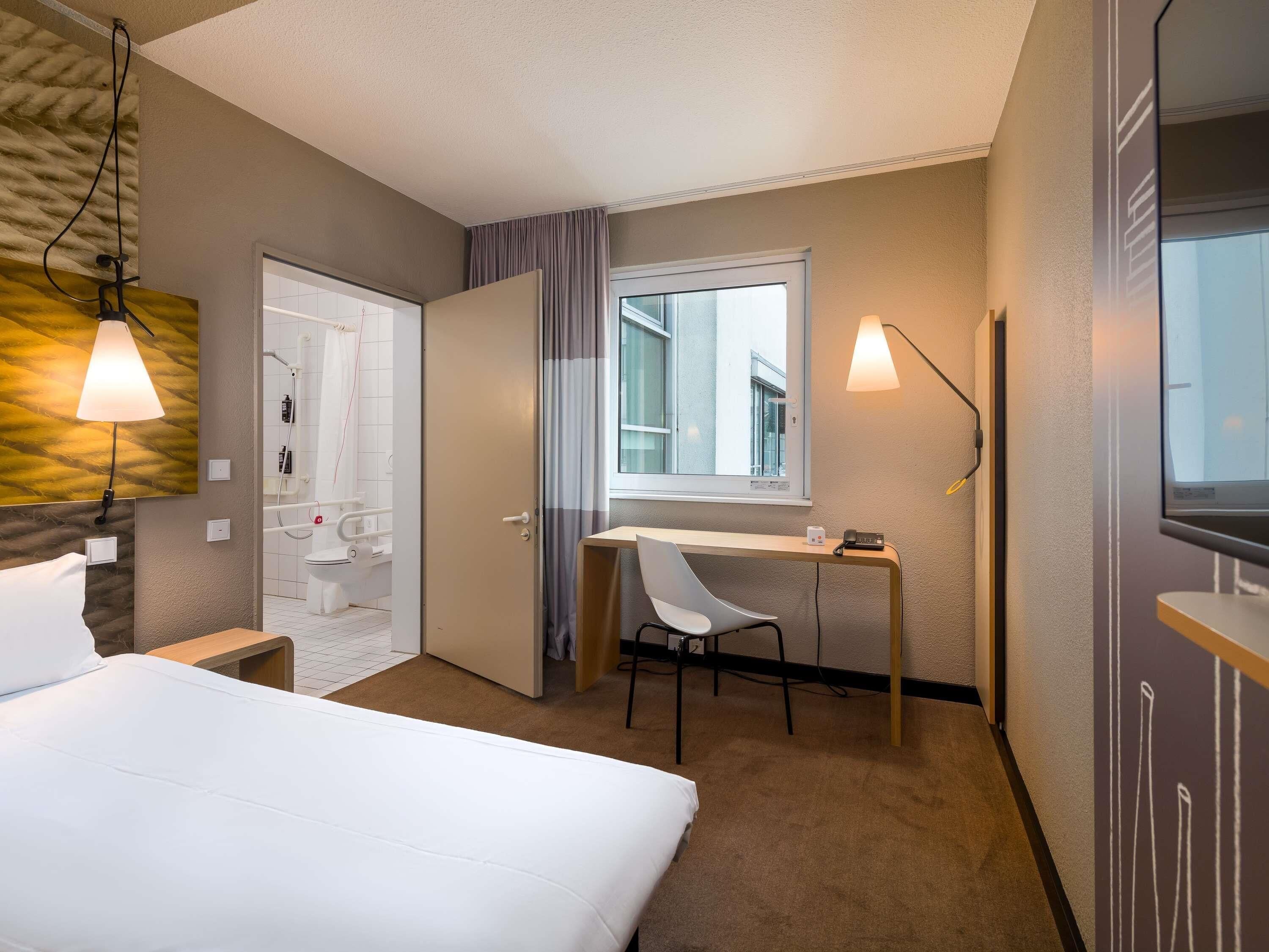 Quarto standard, 2 camas de solteiro, acessível (Barrier Free) | Roupas de cama antialérgicas, camas com colchões pillow-top