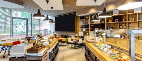 Daily continental breakfast (EUR 19 per person)