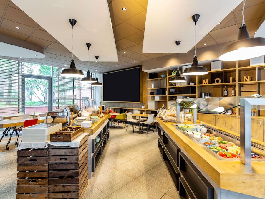 Daily continental breakfast (EUR 19 per person)