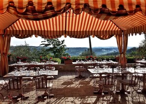 Déjeuner et dîner servis sur place, vue sur la piscine 