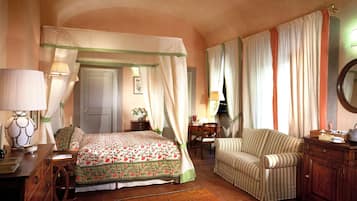 Mini-bar avec articles gratuits, coffres-forts dans les chambres, bureau