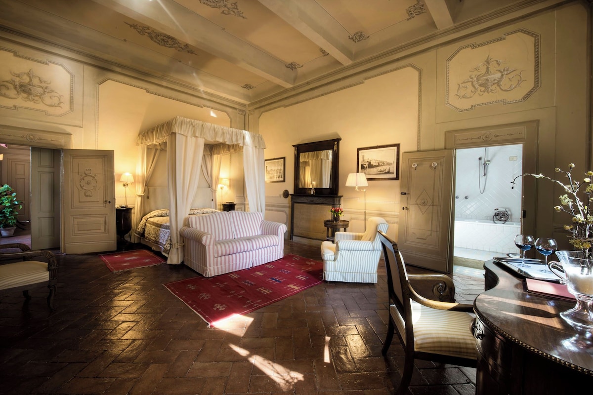 Suite junior (Tuscan Hill) | Minibar (con algunos artículos gratuitos), caja fuerte, escritorio