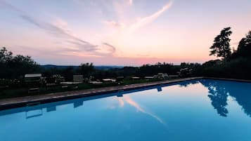 Piscine extérieure, parasols de plage, chaises longues