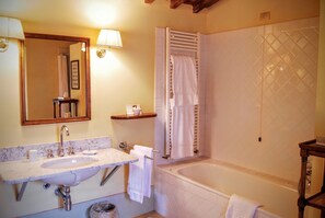 Suite familiar, 2 habitaciones | Baño | Amenidades de baño ecológicas, secadora de cabello, batas, pantuflas