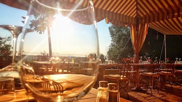 Se sirven comidas, cenas y cocina local con vista a la alberca