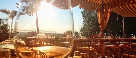 Déjeuner et dîner servis sur place, vue sur la piscine
