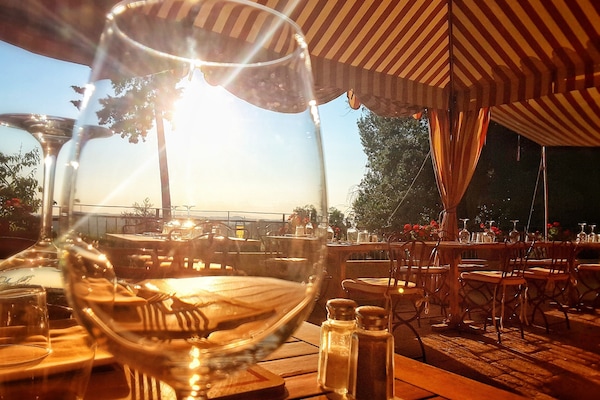 Se sirven almuerzos y cenas; cocina local; con vista a la piscina
