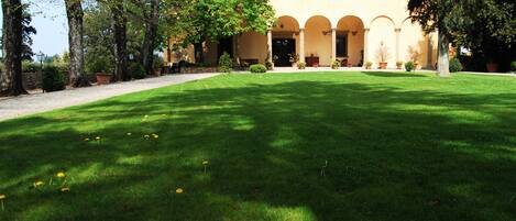 Vista frontal de la propiedad