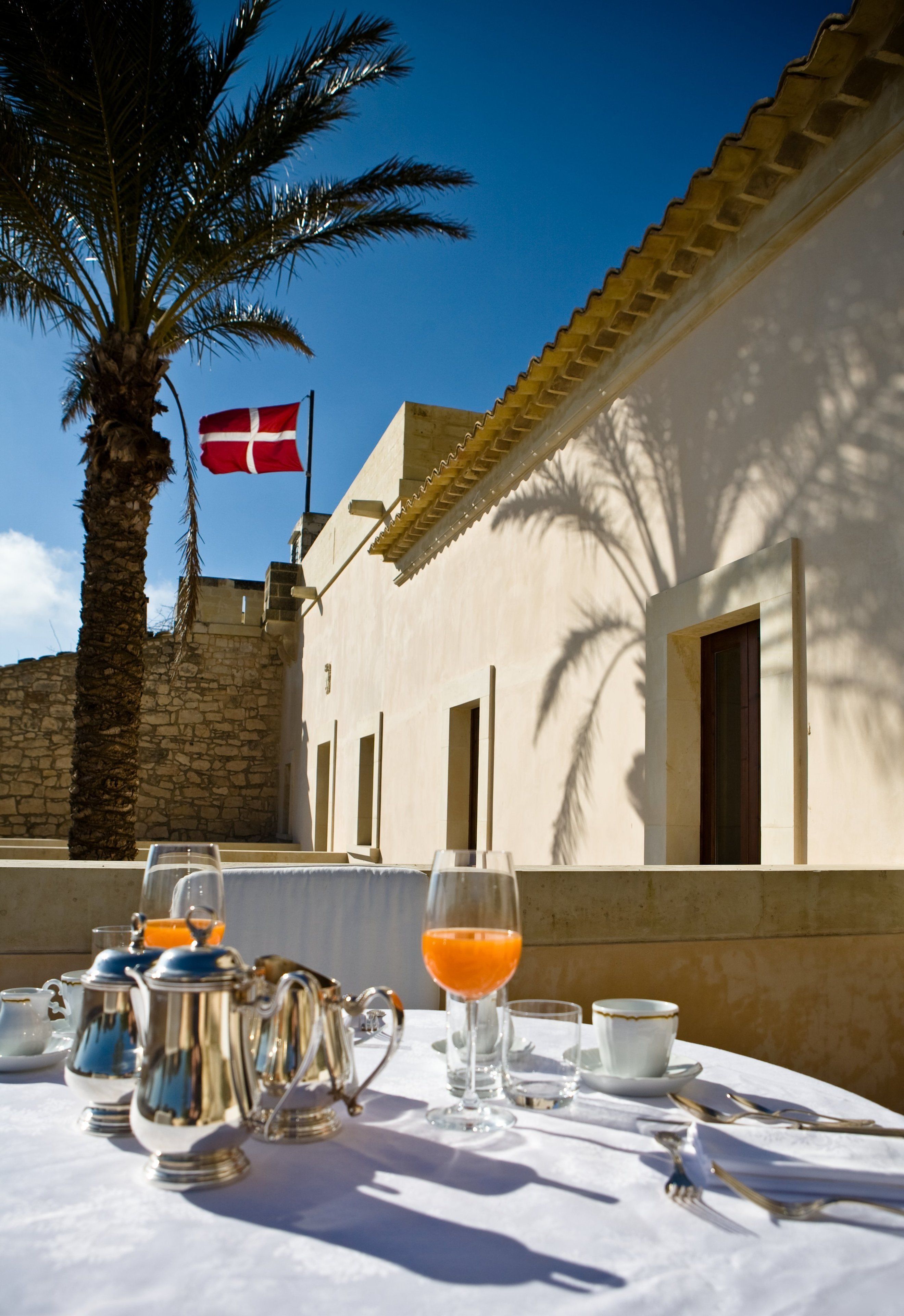 Ein Tisch ist reichhaltig mit Frühstück gedeckt, mit einer Flagge und einer Palme.