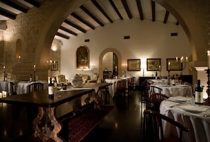 Lunch and dinner served, al fresco dining
