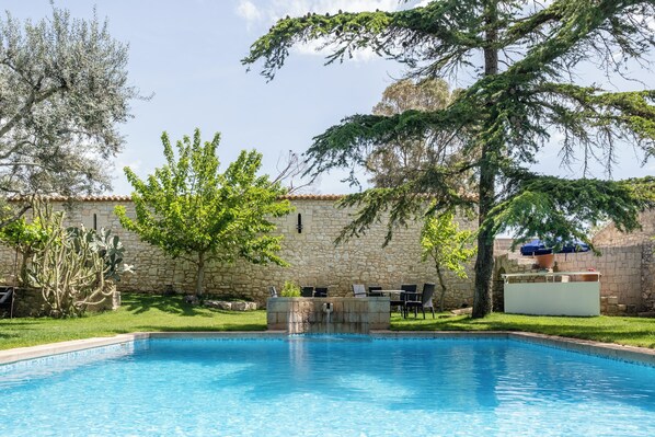 Piscine extérieure, parasols, chaises longues