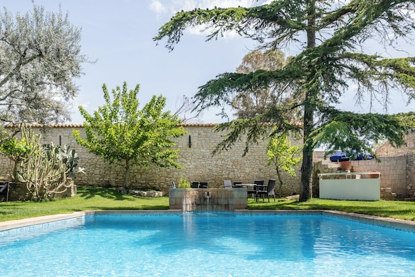 Piscine extérieure, parasols de plage, chaises longues