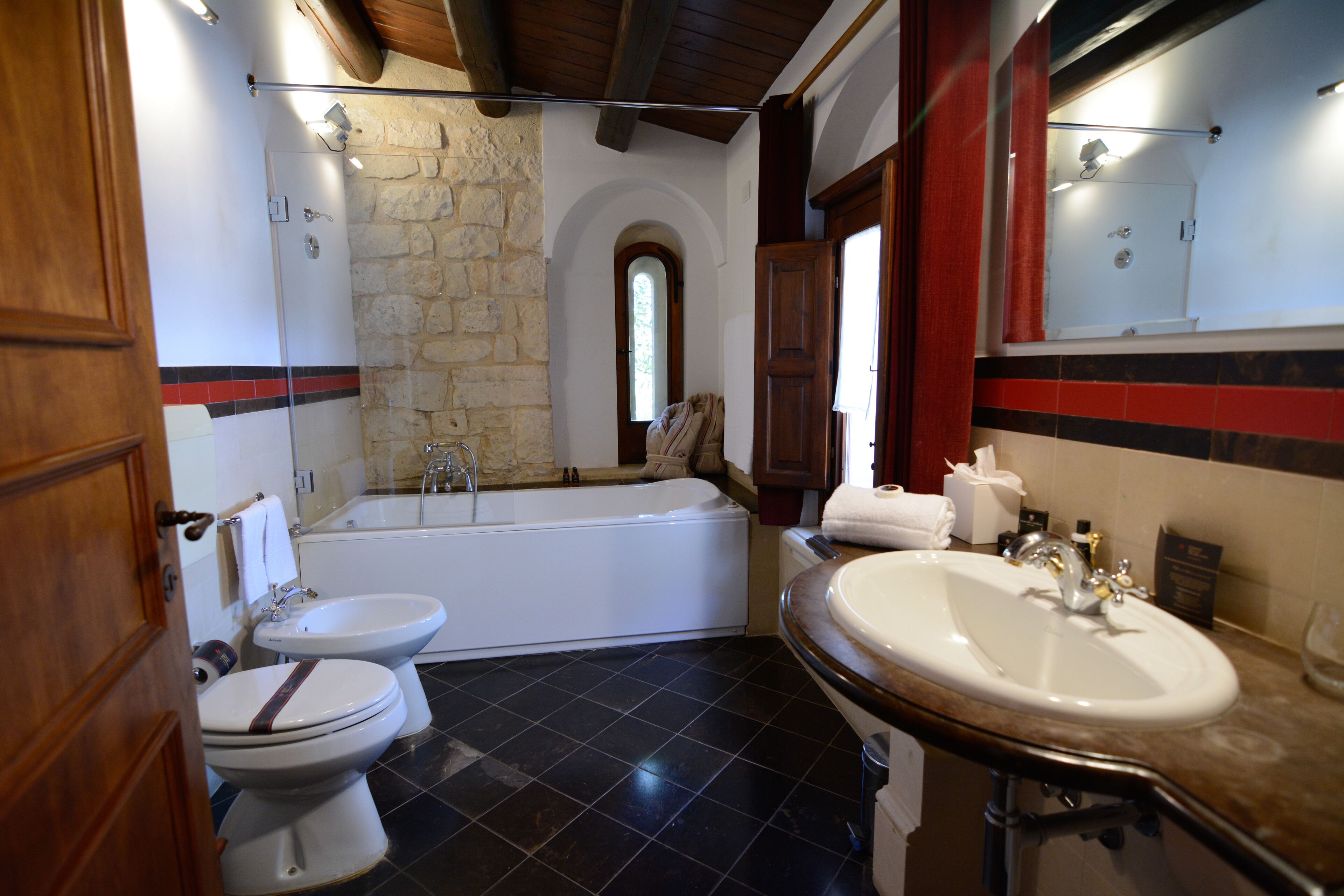 deluxe double room | bathroom | combined shower/bathtub, rainfall showerhead, free toiletries