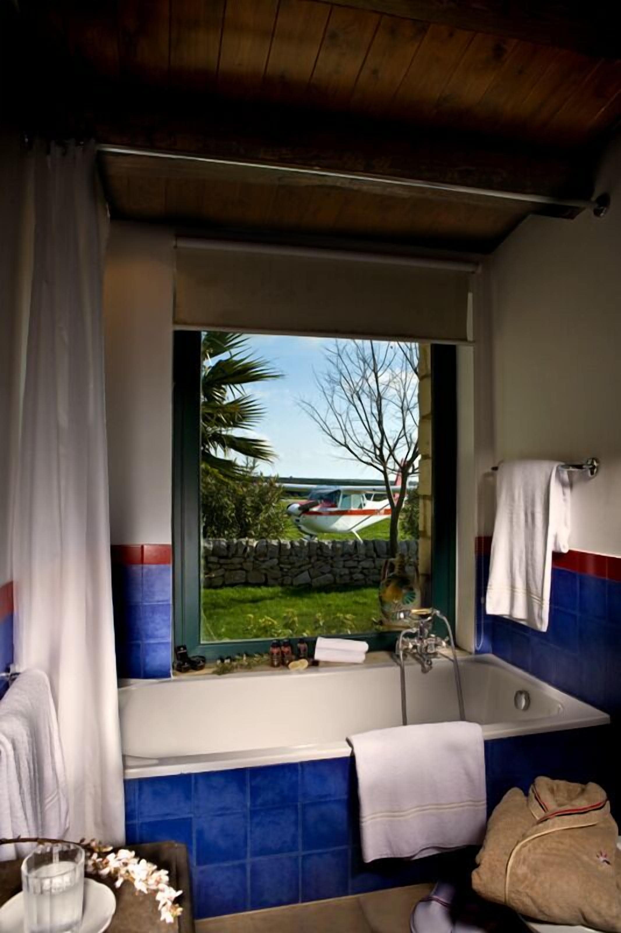 cottage (400 meters from the main building) | bathroom | combined shower/bathtub, rainfall showerhead, free toiletries