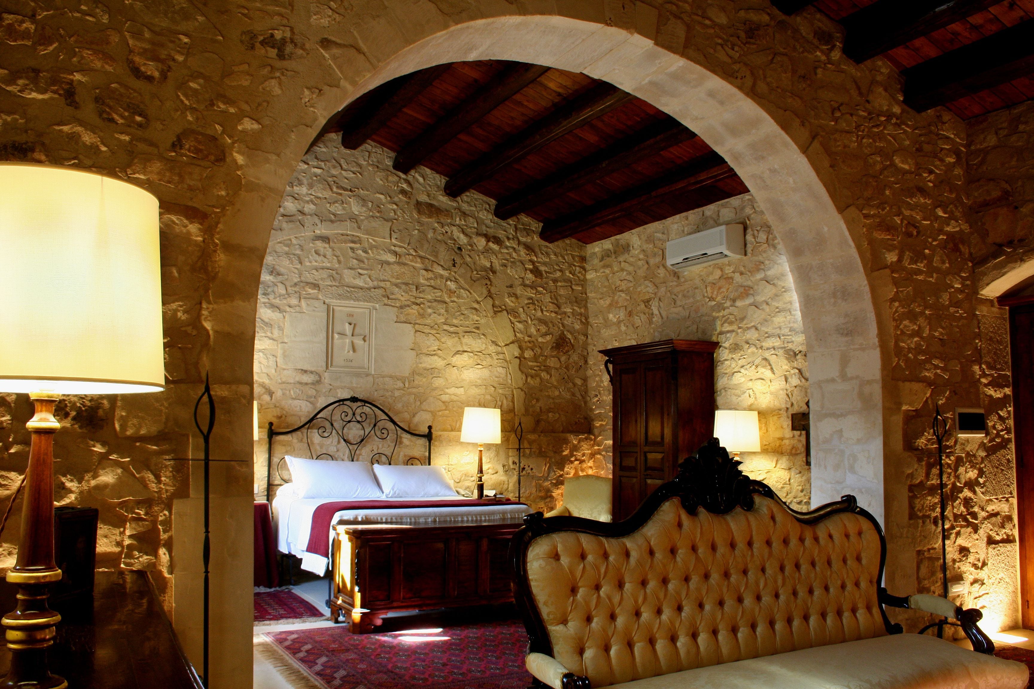 presidential suite, 1 queen bed, hot tub, garden area | 1 bedroom, minibar, in-room safe, individually furnished