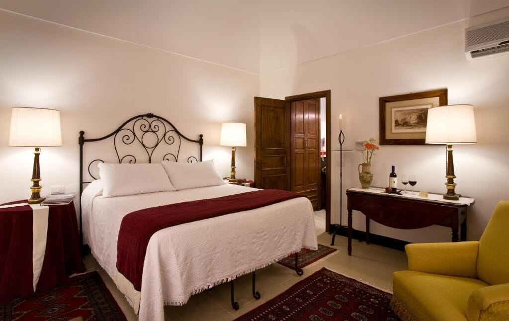 Minibar, coffres-forts dans les chambres, ameublement personnalisé