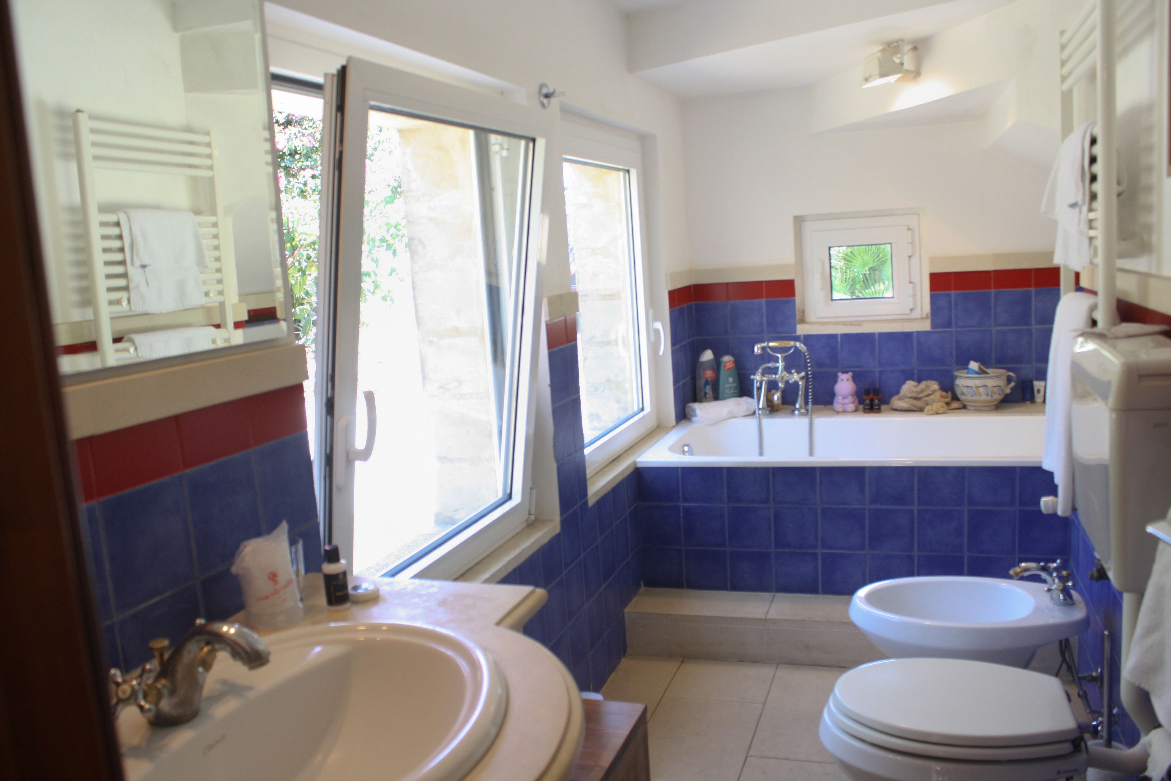 Un baño con bañera, lavamanos e inodoro.