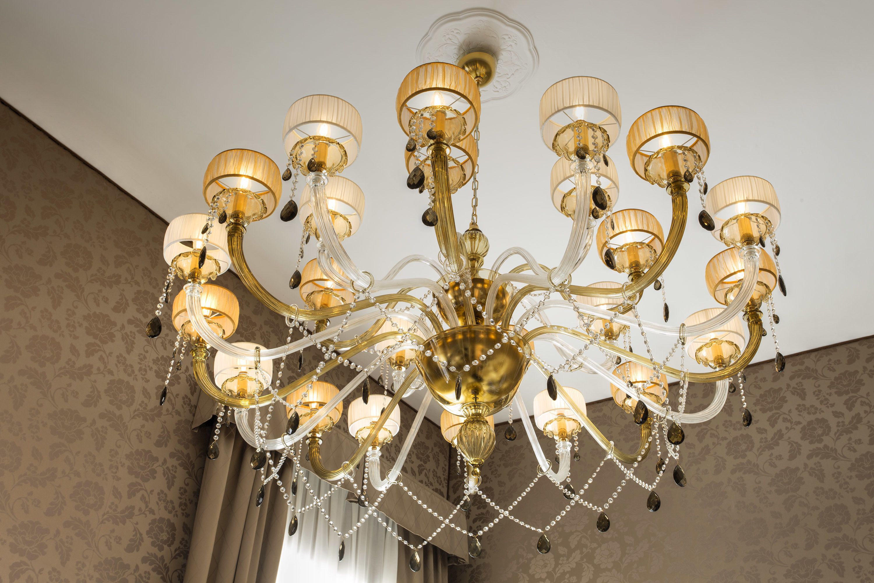 Un candelabro con múltiples brazos e iluminarias colgando del techo.