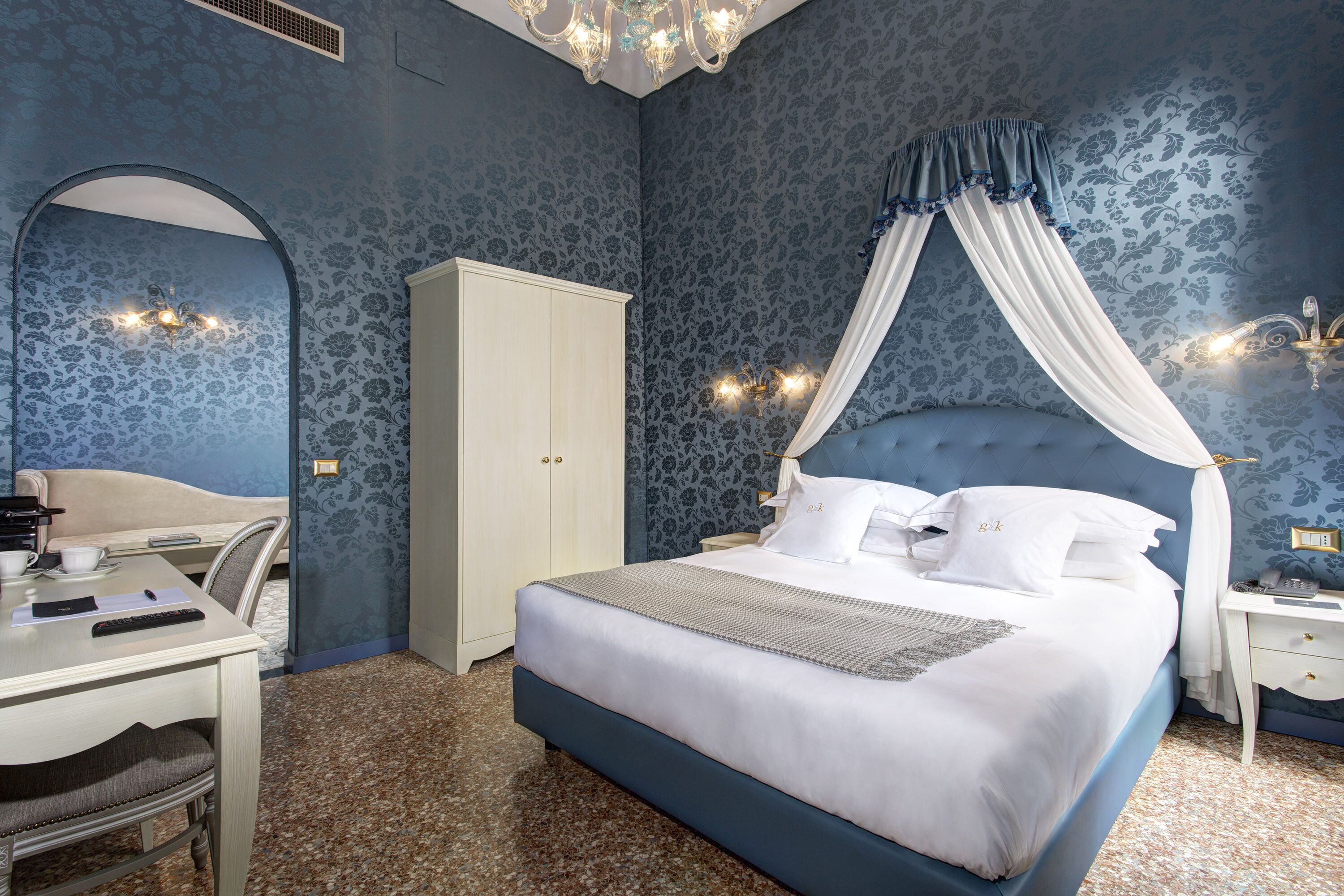 Ein Schlafzimmer mit einem großen Bett, einem Schreibtisch und einem Kleiderschrank.