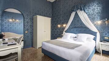 Ein Schlafzimmer mit einem großen Bett, einem Schreibtisch und einem Kleiderschrank.