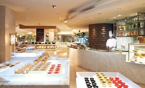 2 restaurants, serveren ontbijt, lunch, diner, Japanse gerechten