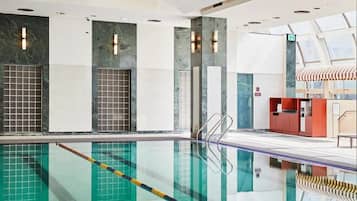 Innenpool, geöffnet von 07:00 Uhr bis 20:00 Uhr, Liegestühle