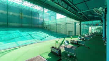 Indoor golf driving range