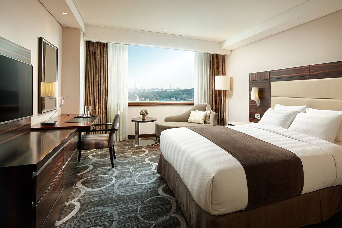 Down comforters, minibar, in-room safe, desk