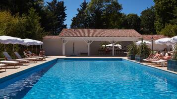 Outdoor pool, pool loungers