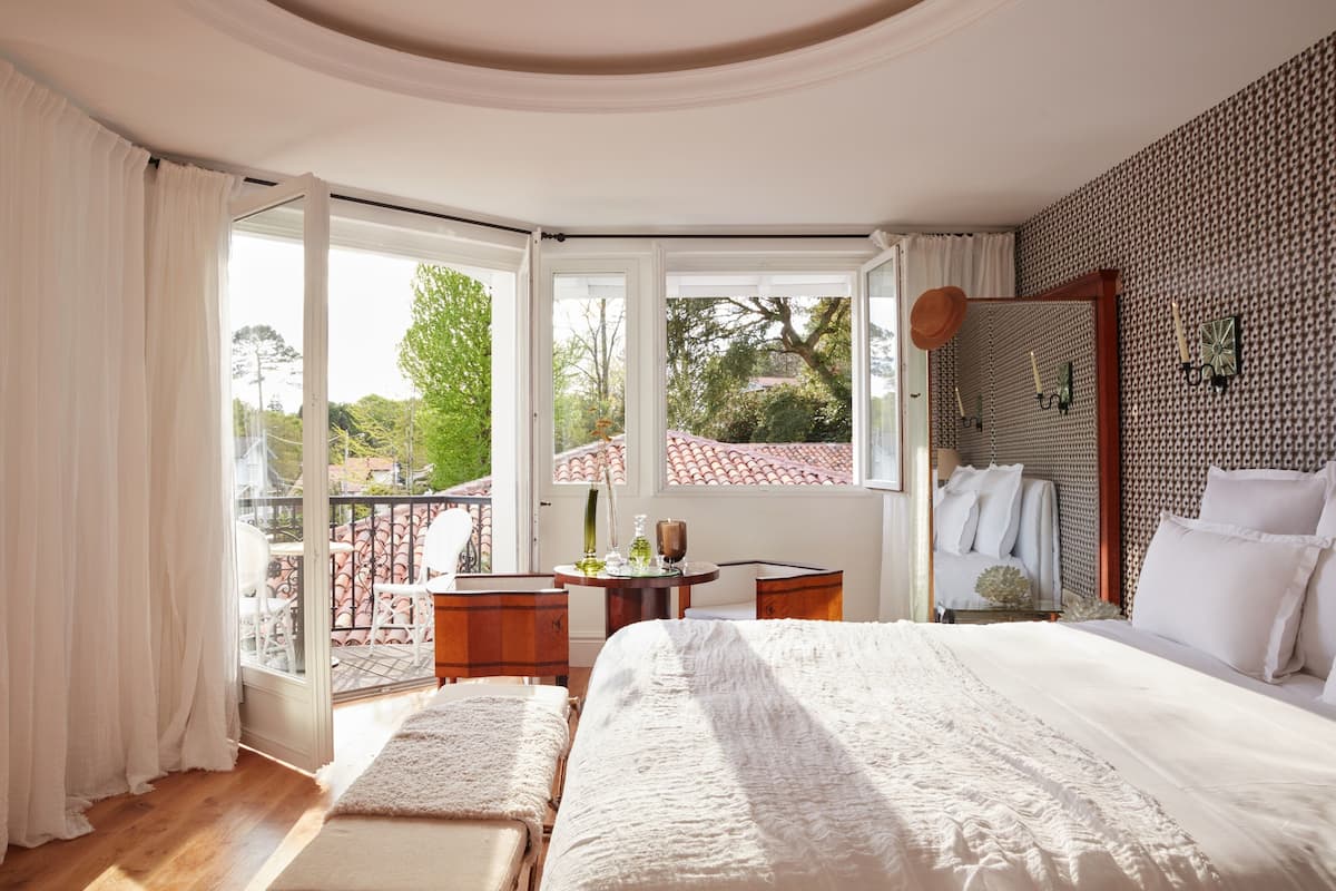 chambre supérieure | 1 bedroom, minibar, in-room safe, individually decorated