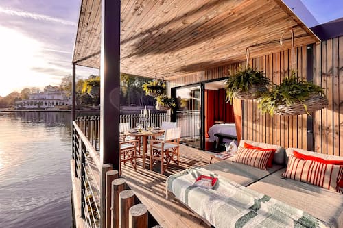 Lodge avec Spa | Minibar, in-room safe, individually decorated, desk