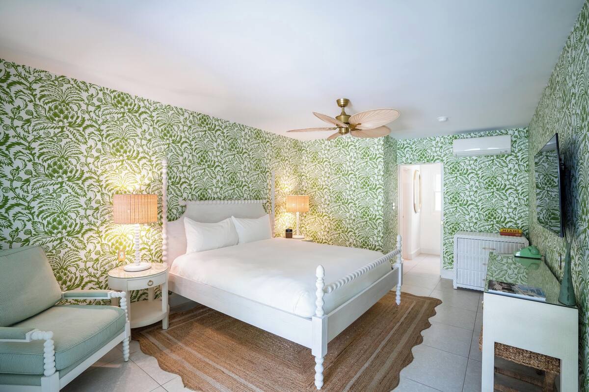 Room, 1 King Bed | Premium bedding, down comforters, pillowtop beds, in-room safe