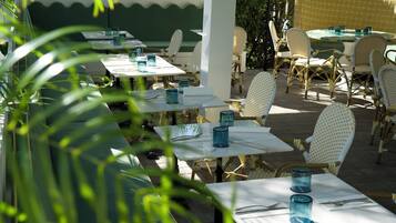 4 Restaurants; Frühstück, Mittagessen und Abendessen werden serviert