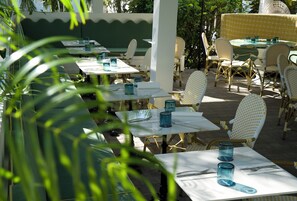 3 restaurantes; se sirven desayunos y cocina local e internacional 