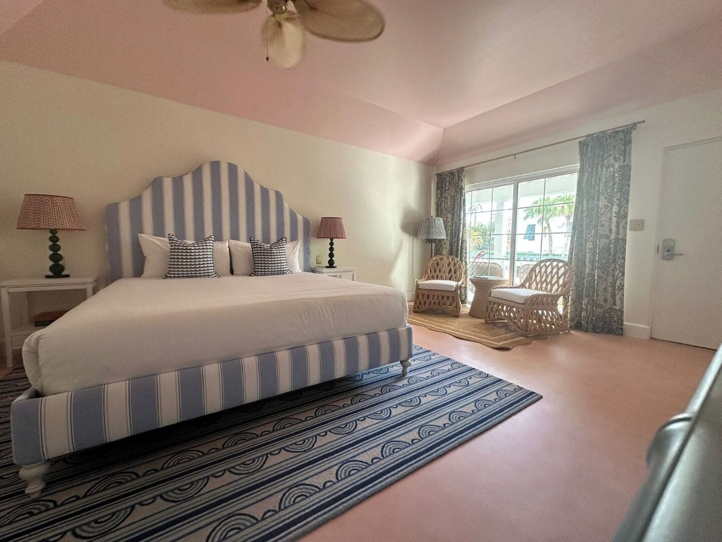 Hochwertige Bettwaren, Daunenbettdecken, Pillowtop-Betten, Zimmersafe