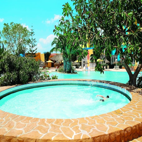 Innenpool, Außenpool, Liegestühle. Caribbean World Hammamet Village