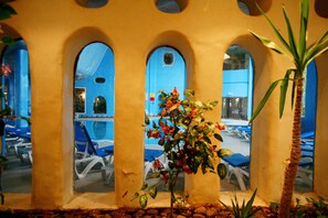 Una piscina cubierta, una piscina al aire libre
