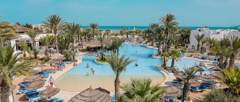 Piscine intérieure, 2 piscines extérieures