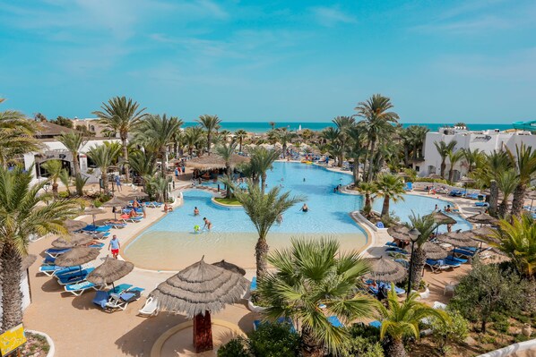 Una piscina cubierta, 2 piscinas al aire libre